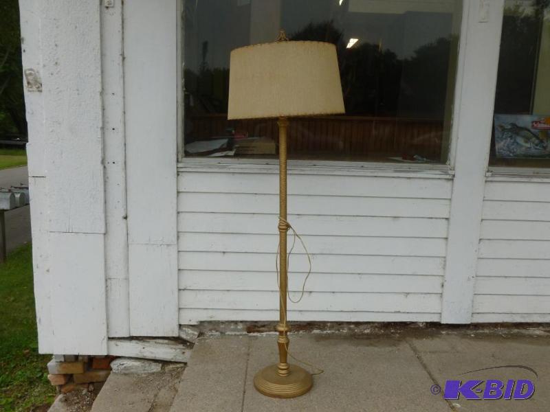lot 18 image: Vintage floor lamp with shade that measures 1...