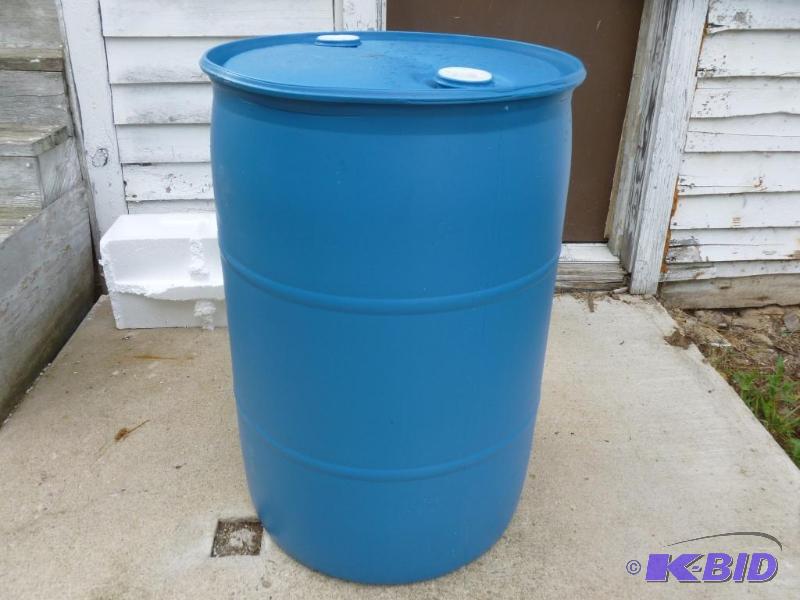 lot 246 image: Large 55 gallon plastic drum, comes with two ...