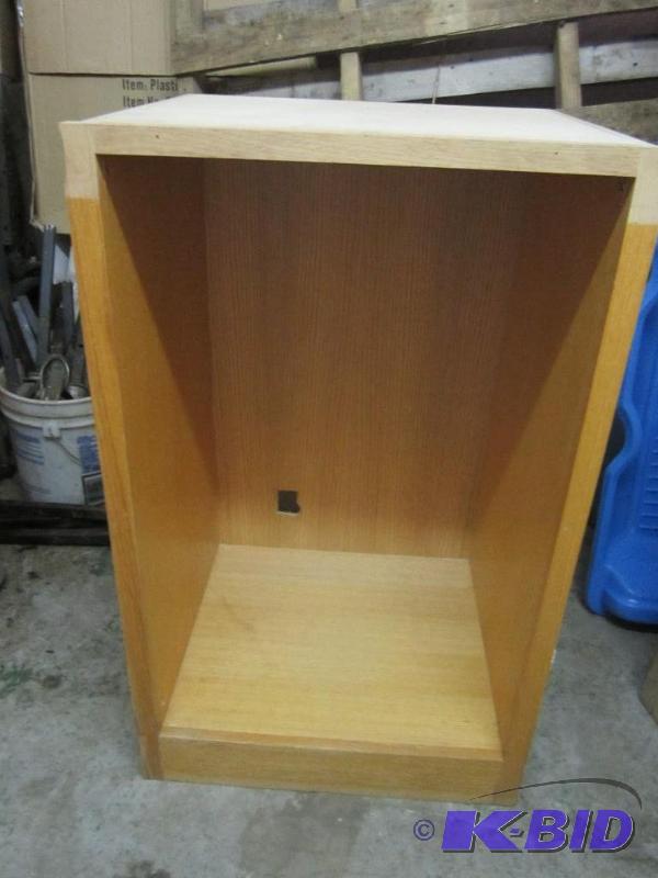lot 13 image: Oak Cabinet