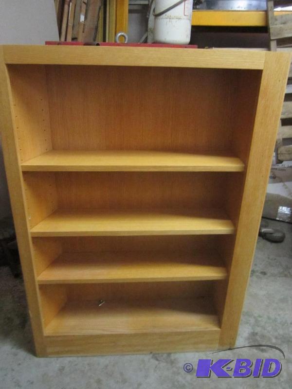 lot 15 image: Oak Cabinet with 3 Shelves