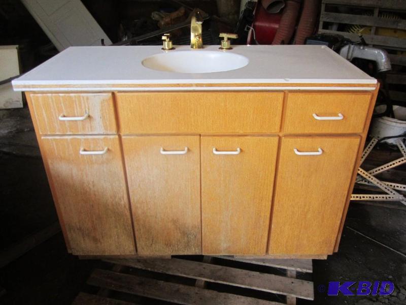 lot 19 image: Bathroom Vanity with Top