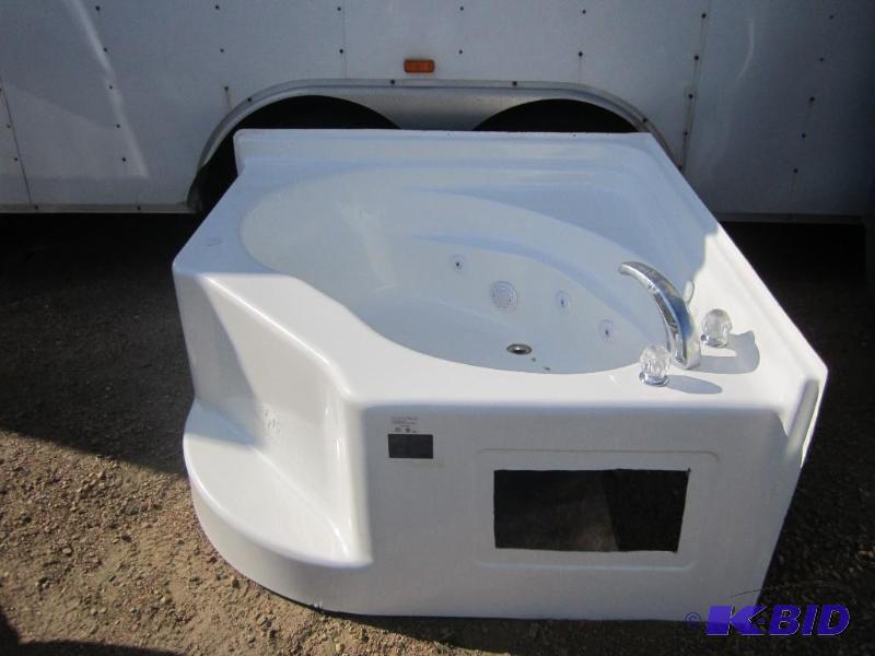 lot 3 image: Frontline Wirlpool Corner Tub