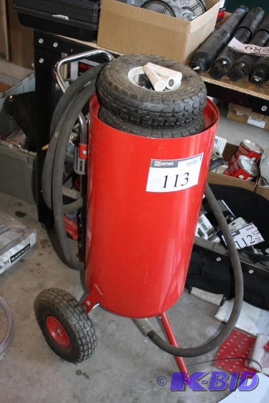lot 113 image: 10 Gallon Roll-About&nbspPressure Sandblaste...