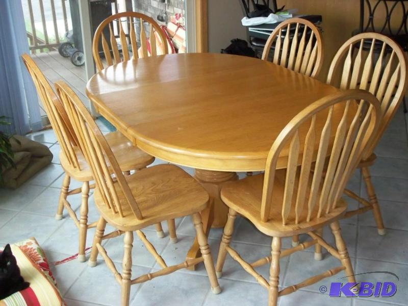 Oak Wood Pedestal Dining Table and 6 Chairs...
