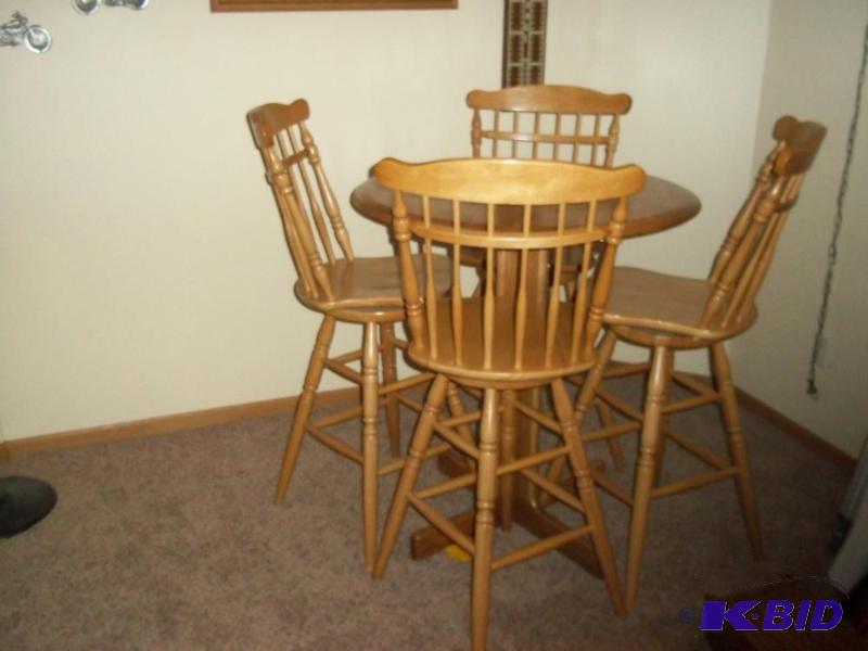 Oak Table with&nbsp Swivel Chairs...