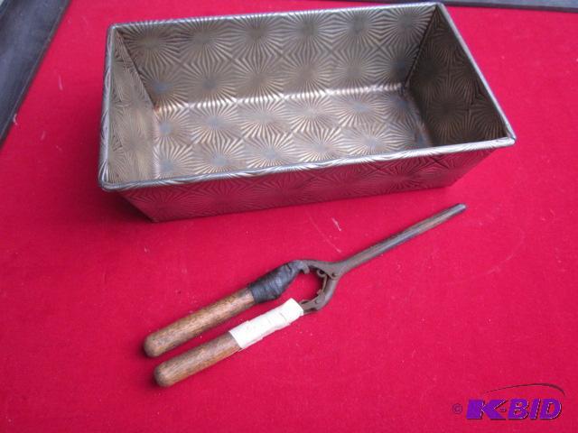 Vintage Ovenex patterned tin bread pan and vi...