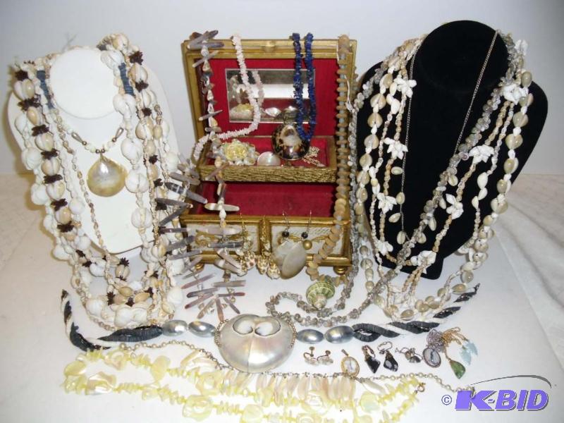 lot 20005 image: Collection Shell, Pukka Beads & Natural Stone Jewelry - Necklaces, Pendants, Earrings Jewelry Box