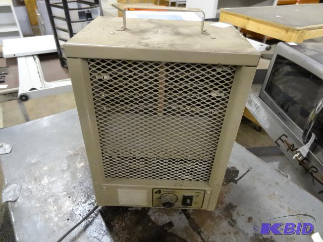lot 181 image: Arvin Heavy Duty Utility Heater...