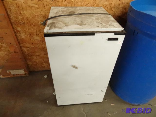 lot 2 image: Whirlpool Mini Fridge Model EL05CCXW...