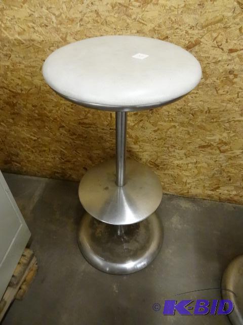lot 31 image: 31" High Metal Stool...