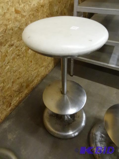 lot 32 image: 31" High Metal Stool...