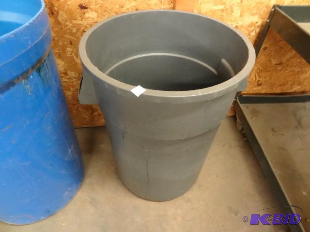 lot 4 image: Plastic Garbage Can...