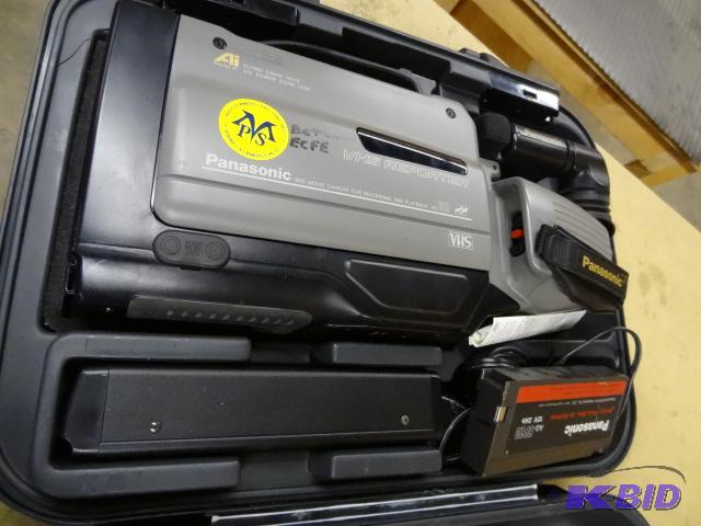 lot 83 image: Panasonic VHS Reporter AG187. Includes 2 Batt...