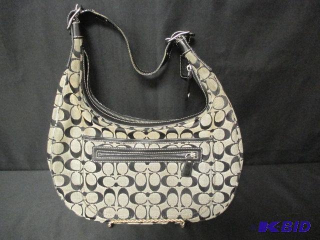 lot 1 image: Authentic Coach Purse G2K-6070