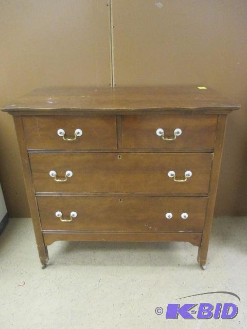 lot 64 image: Vintage 4 Drawer Dresser Chest