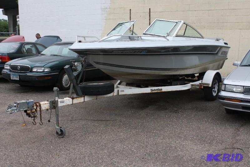 lot 16 image: 1986 Winner 17 Fiberglass Hull Open Bow Boat...