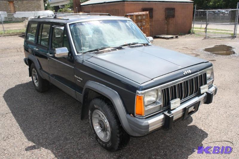 lot 24 image: 1989 JEEP CHEROKEE LAREDO VIN 1J4FJ58L6KL599...