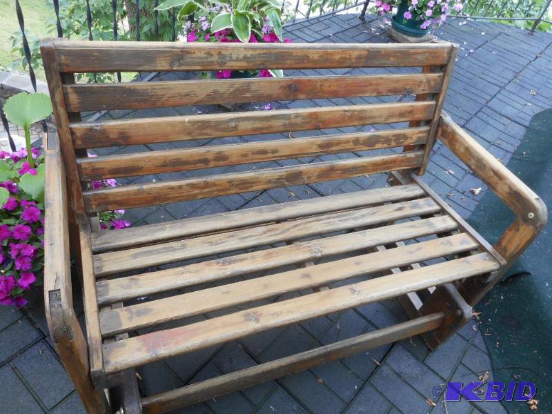lot 11 image: Glider Rocker
