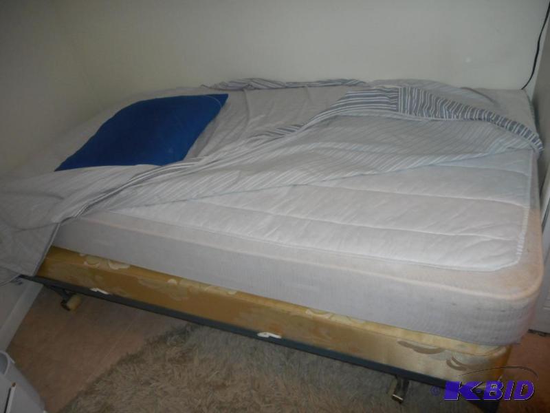 lot 117 image: Twin Bed