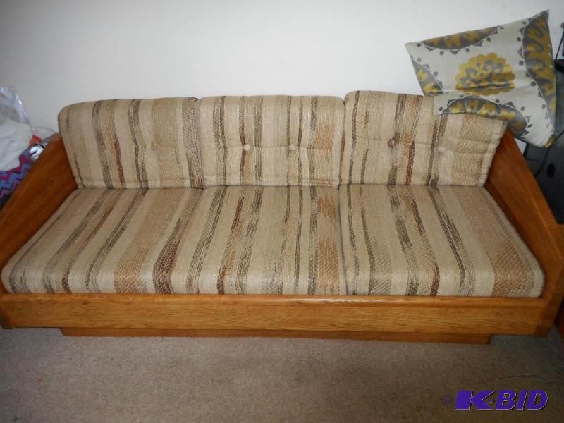 lot 123 image: Oak Platform Couch