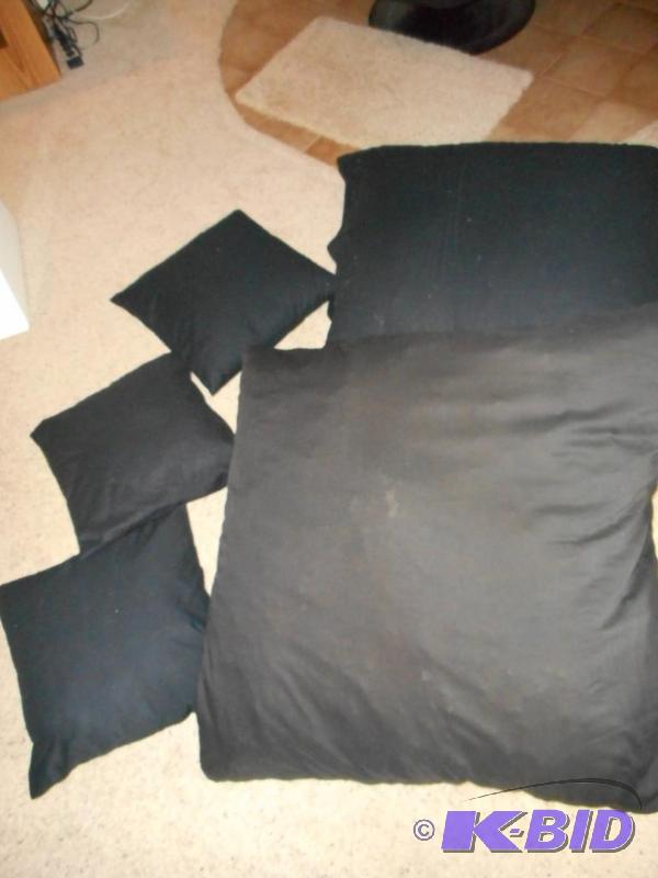 lot 14 image: Throw Pillows
