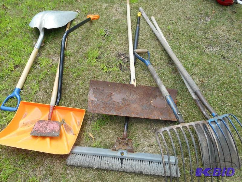 lot 141 image: Lawn Tools