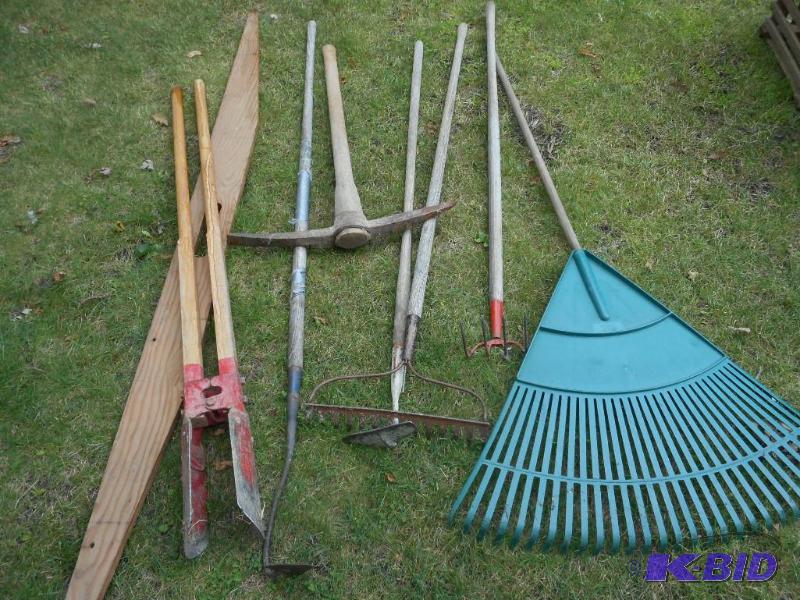 lot 142 image: Lawn Tools