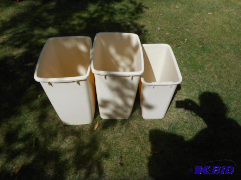 lot 173 image: Trash Cans