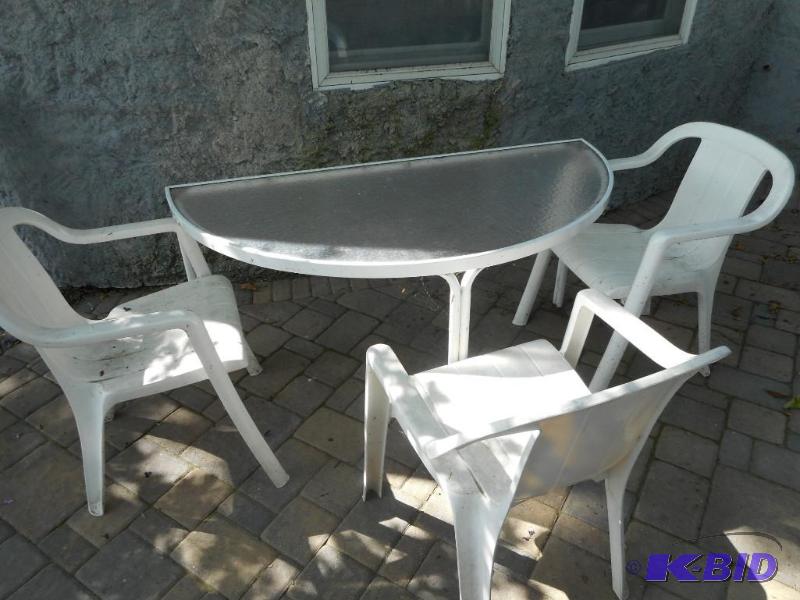 lot 182 image: Patio Table