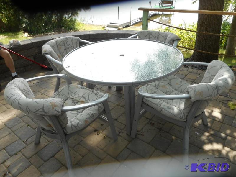lot 183 image: Patio Table Set