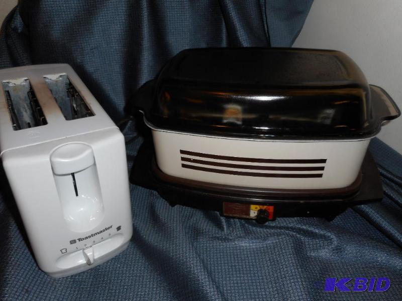 lot 26 image: Toaster and Slow Cooker
