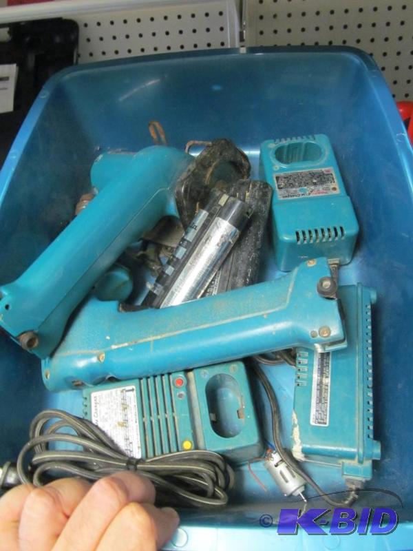 lot 14 image: Makita 9.6v 38 cordless drill & 3-38 trim saw
