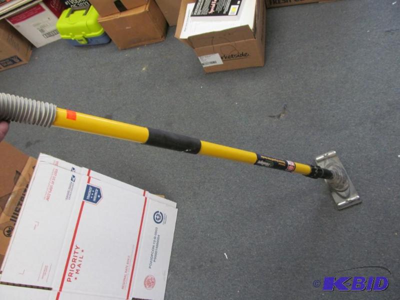 lot 53 image: Fiberglass vacum drywall sanding pole