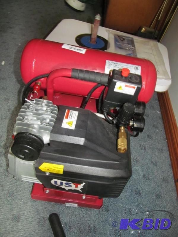 lot 8 image: US T #11066portible construction air compressor