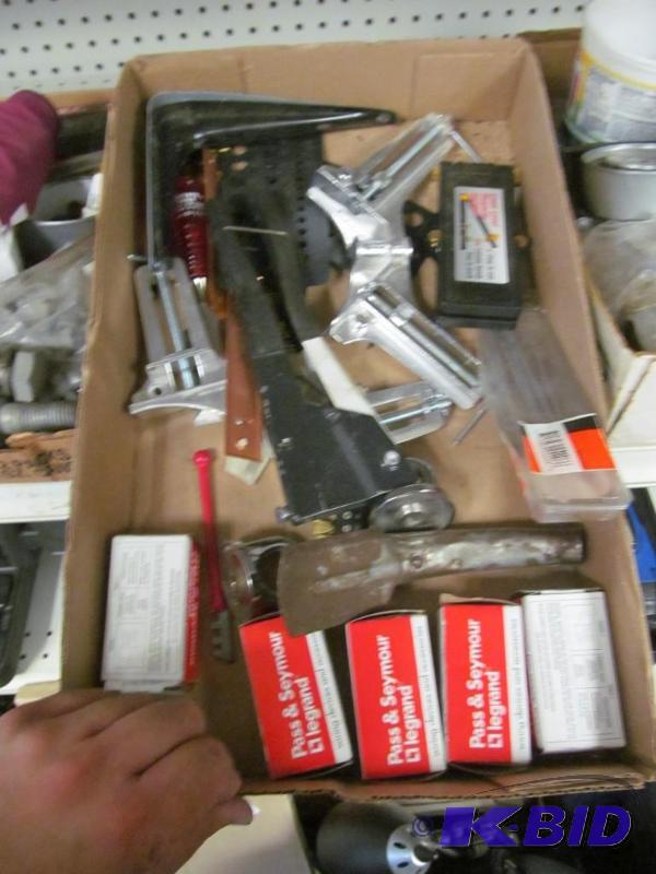 lot 88 image: lot of misc clamps tools and elecrical plugs