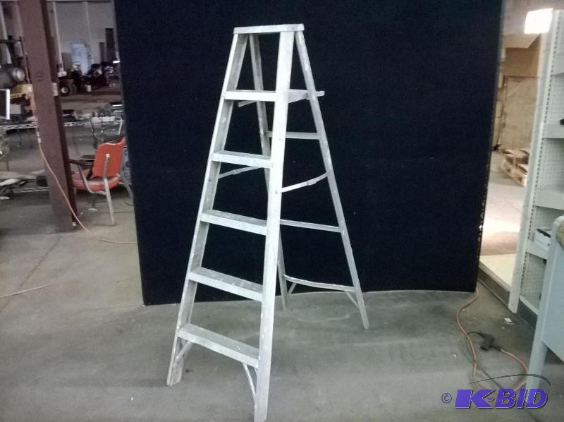 Aluminum Ladder (missing foot)