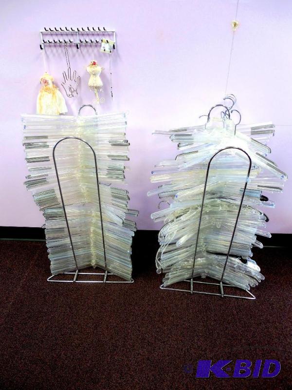 2 metal hanger standsholders