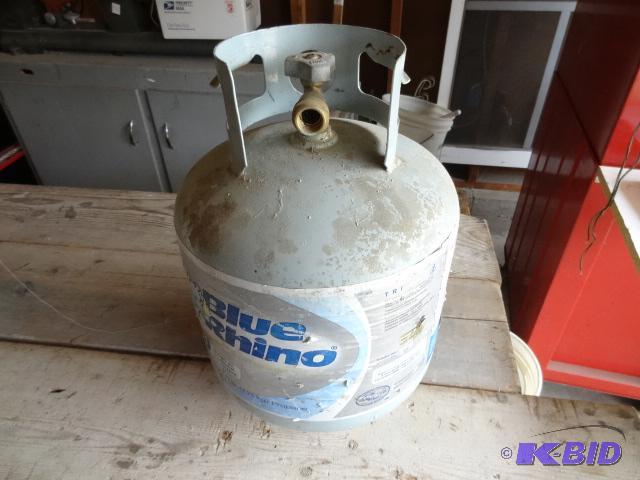 20 Lb. New Style propane Tank. Approx. 12 Fu...