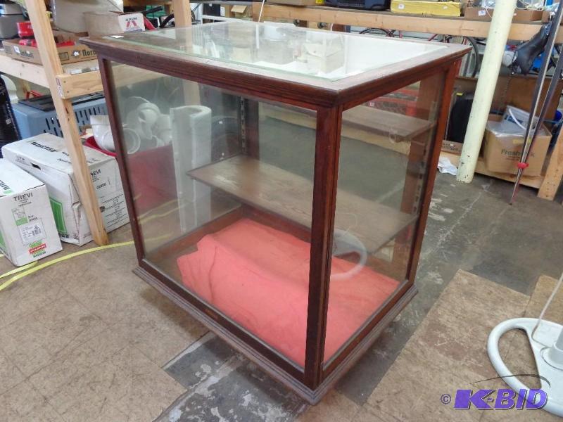 lot 1 image: Duluth Showcase Co.&nbspGlass Display Case 3...
