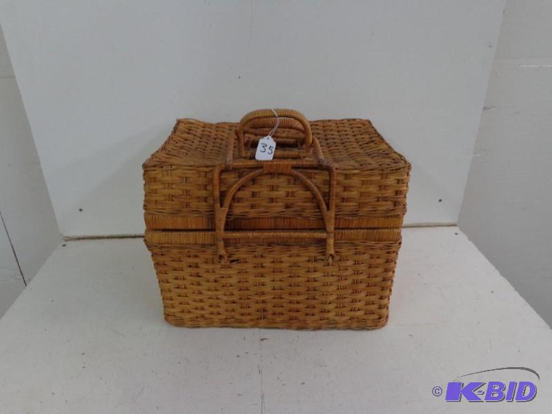 lot 35 image: Woven Picnic Basket wAccessories Plastic Pla...