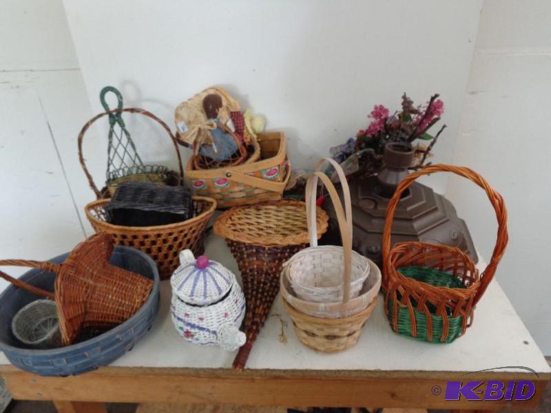 lot 56 image: Decorative Woven Flower Baskets Floral Hanger...