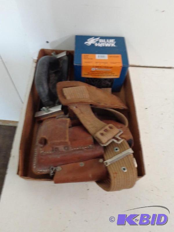 lot 64 image: Tool Belt, Screws and Hand Sander Nicholas To...