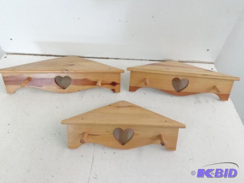 lot 81 image: Wooden Corner Shelves 2 Hanging Posts Heart D...