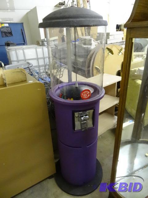 lot 122 image: 25 Gumball Vending Machine. Missing Lock on T...