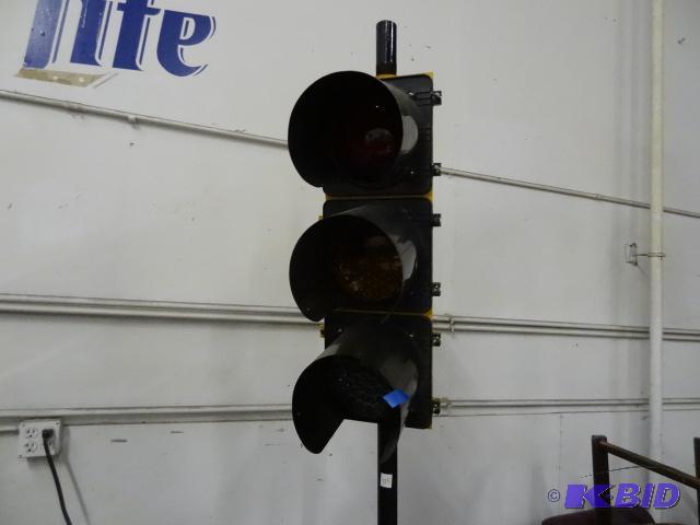 lot 125 image: Stop Light Mounted on Pedestal. Lights Change...