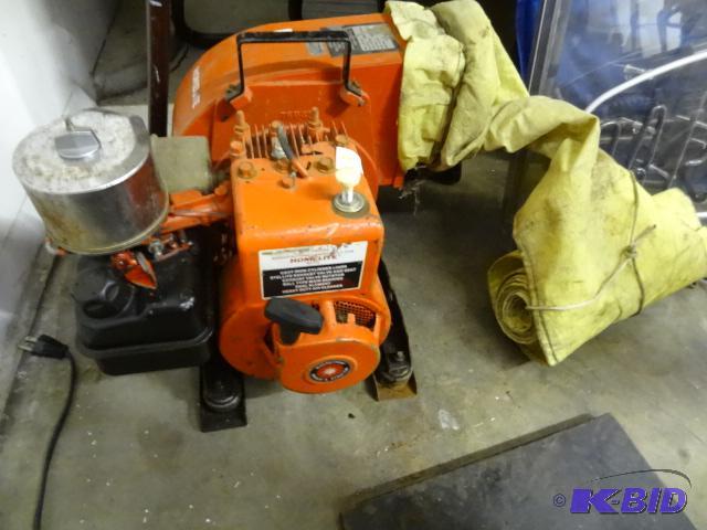 lot 146 image: Homelite Model 111B-1B Blower, Briggs Gas Mot...