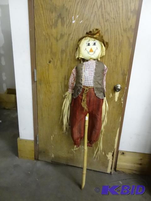 lot 26 image: Lawn Dcor Scarecrow...