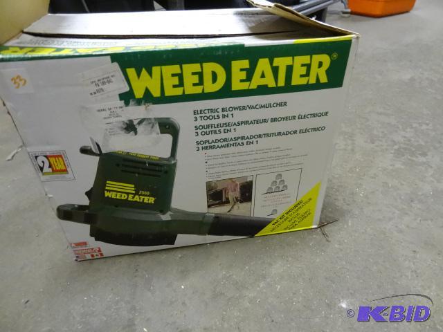 lot 33 image: Weed Eater Electric BlowerVacMulcher 3 Tool...