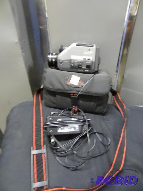 lot 35 image: JVC Compact VHS Video movie GR-AX7 with Charg...