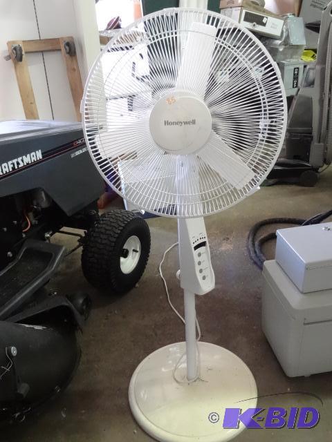 lot 85 image: Honeywell II Programable Osculating Fan...